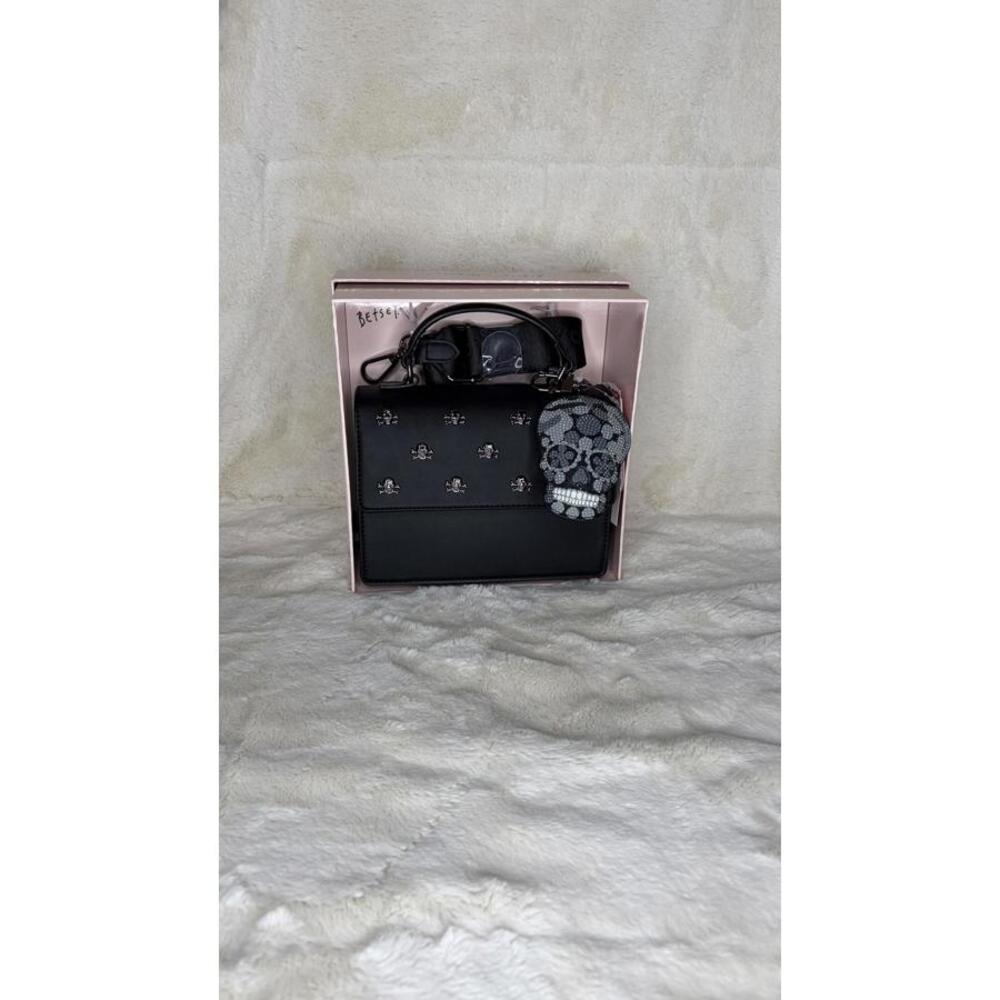 Betsey Johnson Black Skull & Crossbones Satchel with Charm – NWT - Picture 5 of 7